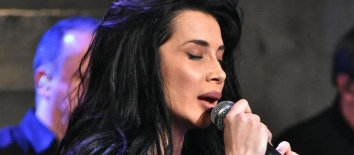 Πάολα: Δεν άντεξε και... «λύγισε» στον τηλεοπτικό αέρα (βίντεο)